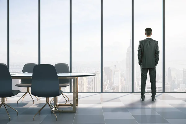 Empresários em pé na sala de reuniões — Fotografia de Stock