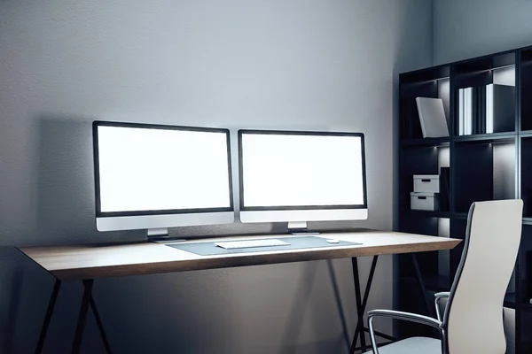 Designerski pulpit z dwoma pustym ekranem komputera — Zdjęcie stockowe