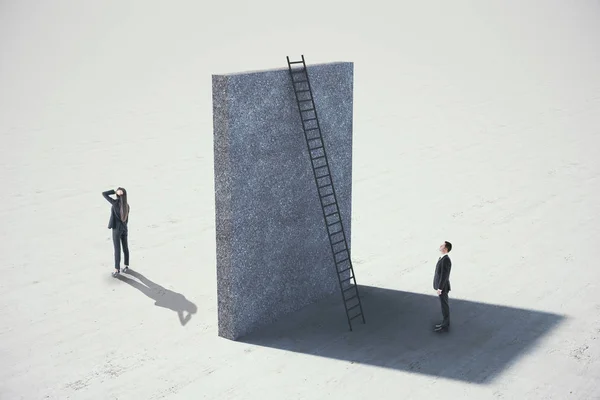 Zakenman kijkt op betonnen muur met ladder — Stockfoto