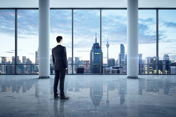 Επιχειρηματίας στέκεται σε άδειο εσωτερικό γραφείο — Φωτογραφία Αρχείου