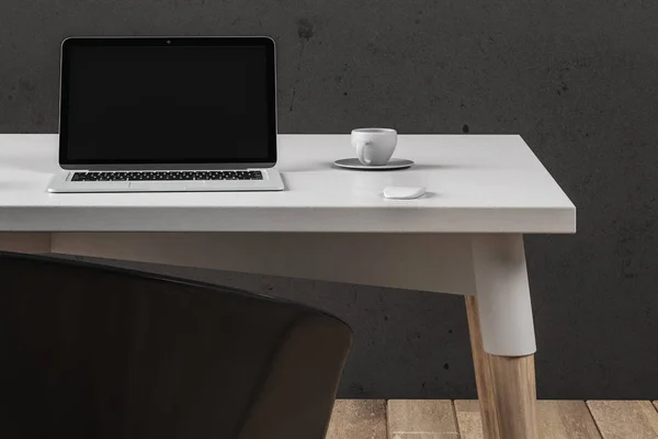 Escritório minimalista com tela de laptop vazia — Fotografia de Stock