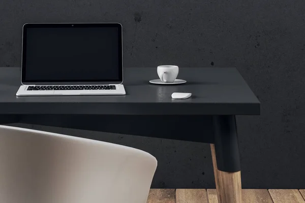 Minimalistyczne wnętrze biura z pustym ekranem laptopa — Zdjęcie stockowe