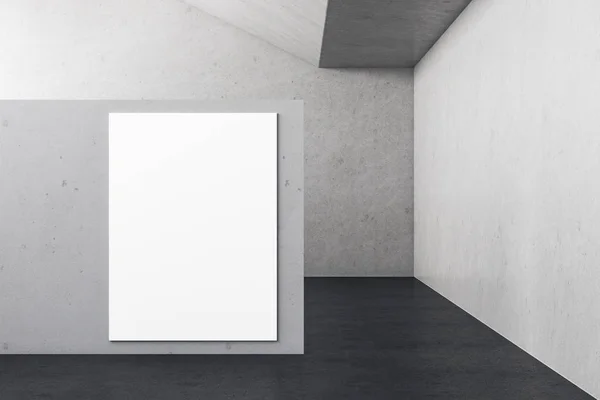 Cartel en blanco en la pared de hormigón en la sala de exposiciones moderna — Foto de Stock