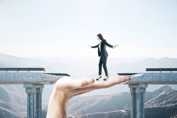 Mano sosteniendo mujer de negocios — Foto de Stock