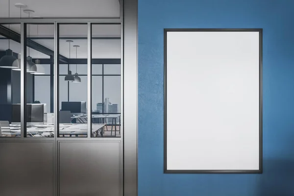 백지 광고판 이 있는 현대 사무실 — 스톡 사진