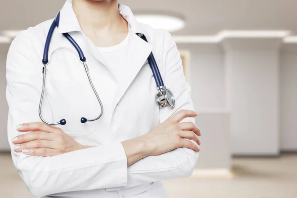 Médico de pie en el interior del consultorio médico . — Foto de Stock