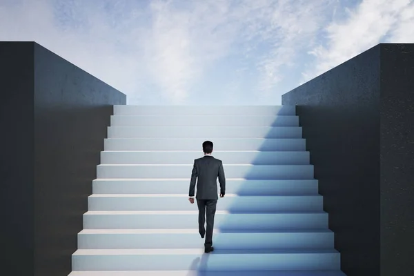 Podnikatel kráčí po žebříku k úspěchu — Stock fotografie