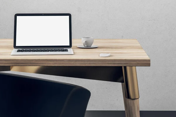 Biuro z białym ekranem laptopa puste — Zdjęcie stockowe
