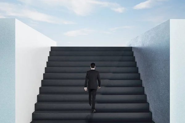 Empresario caminando en la escalera superior —  Fotos de Stock