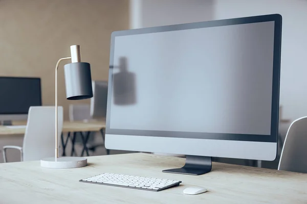 Designer desktop com monitor de computador vazio — Fotografia de Stock