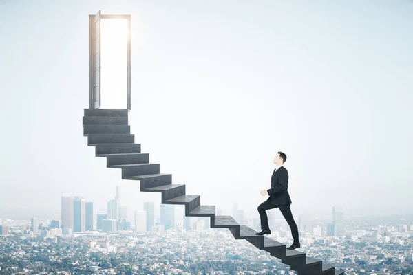 Empresário andando na escada — Fotografia de Stock