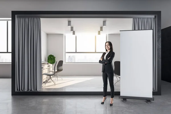 Podnikatelka stojící v kancelářském interiéru — Stock fotografie