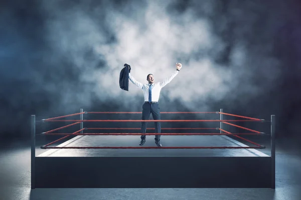Zwycięzca biznesmen stojący na ringu bokserskim — Zdjęcie stockowe