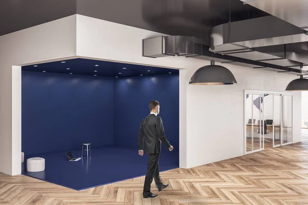 Επιχειρηματίας με τα πόδια σε μπλε αίθουσα γραφείων εσωτερικό. — Φωτογραφία Αρχείου