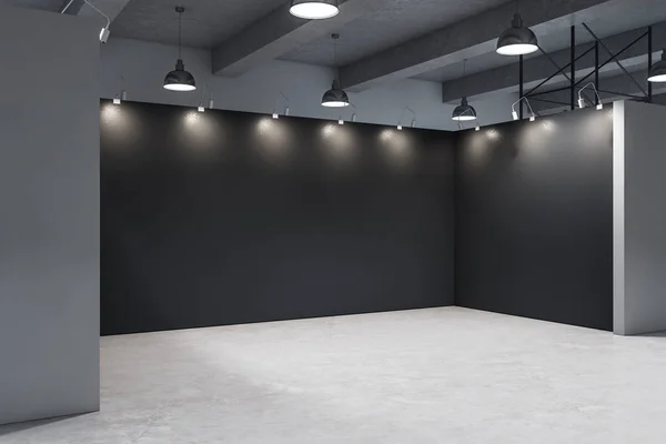 Minimalistyczne wnętrze galerii z pustą czarną ścianą — Zdjęcie stockowe