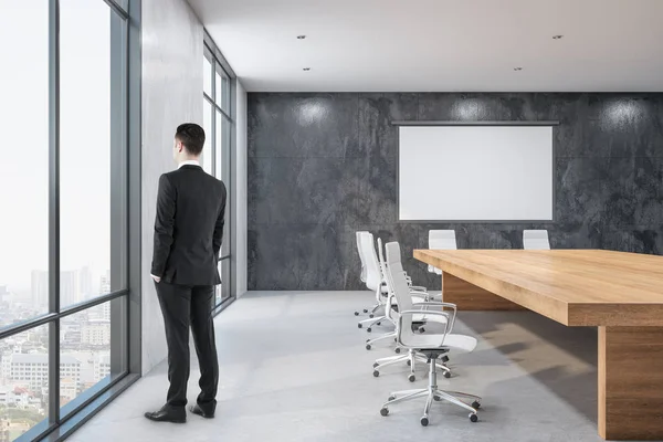 Empresário em pé na sala de reuniões — Fotografia de Stock
