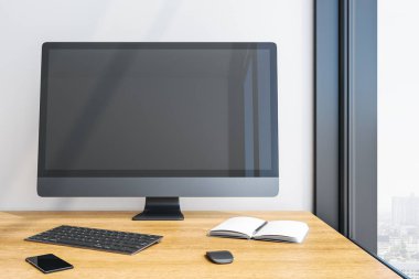 Boş siyah bilgisayar ekranı olan tasarımcı masaüstü