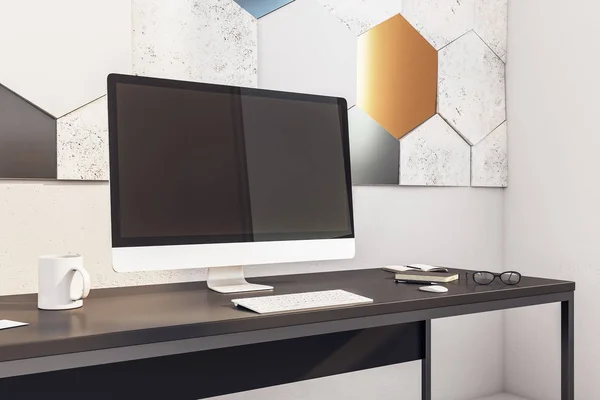 Nowoczesne biuro z komputerem i sprzętem — Zdjęcie stockowe