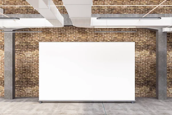 Salle intérieure loft minimaliste avec bannière vierge sur mur de briques — Photo