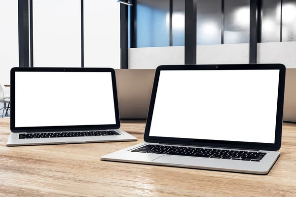 Birou modern cu două laptop-uri cu ecran gol pe masă . — Fotografie, imagine de stoc