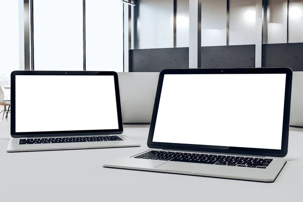 Designer desktop cu două laptop-uri — Fotografie, imagine de stoc