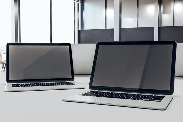Konstruksjons-stasjonær datamaskin og to bærbare med blank skjerm – stockfoto