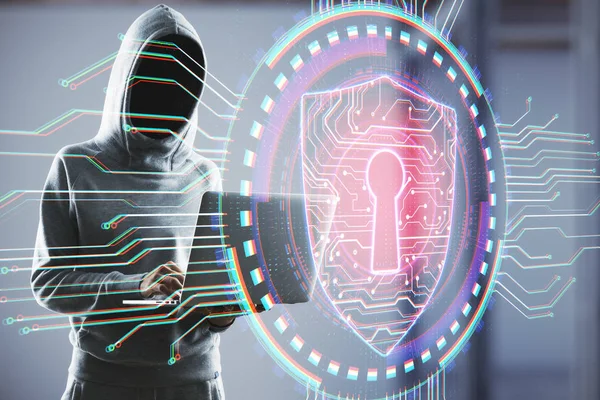 Haker trzyma laptopa z antywirusowym hologramem tarczy — Zdjęcie stockowe