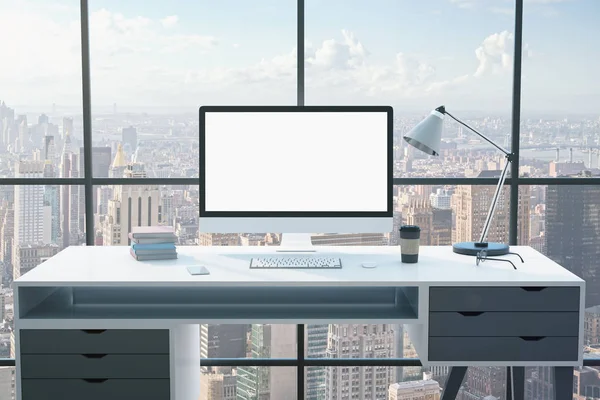 Blank white computer monitor screen on table — Stockfoto