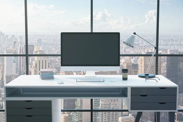 Blank black computer monitor screen on table — Stockfoto