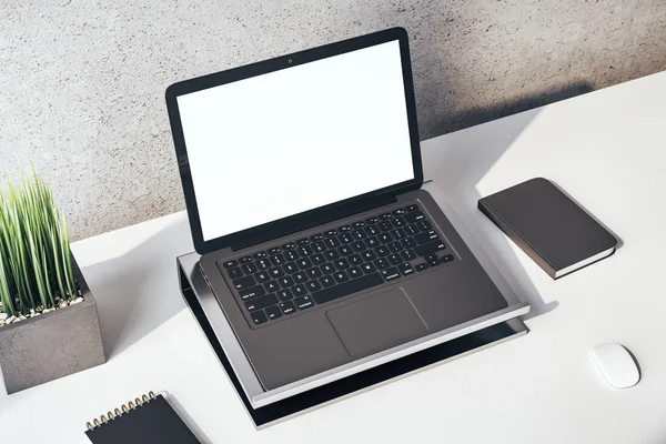 Escritório Vista Superior Laptop Com Tela Branca Vazia Mesa Conceito — Fotografia de Stock