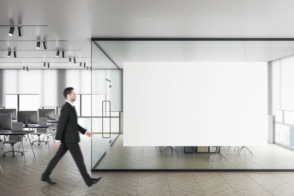 Бизнесмен Прогуливающийся Офисному Интерьеру Оборудованием Чистыми Стенами Стекла Плаката — стоковое фото