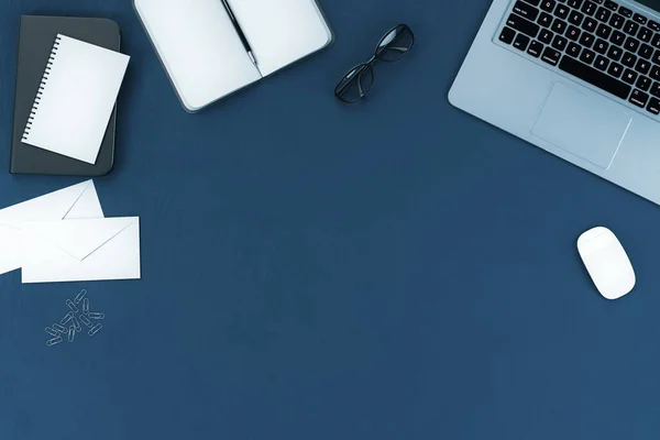 Top View Laptop Notitieblok Andere Accessoires Blauw Bureau Werkplaats Levensstijl — Stockfoto