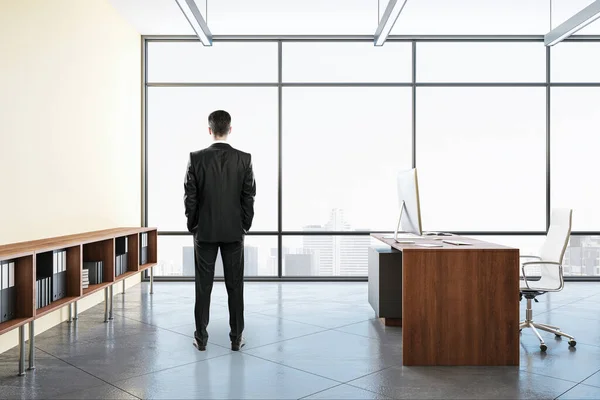 Geschäftsmann Steht Einem Modernen Coworking Büro Mit Computern Und Dokumenten — Stockfoto