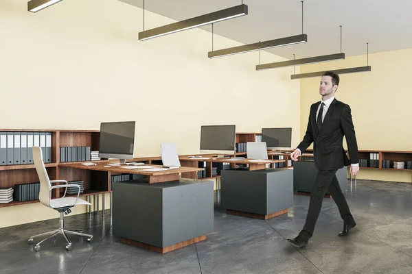 Podnikatel Kráčí Kancelářském Interiéru Počítačovým Monitorem Dodává Plochu — Stock fotografie