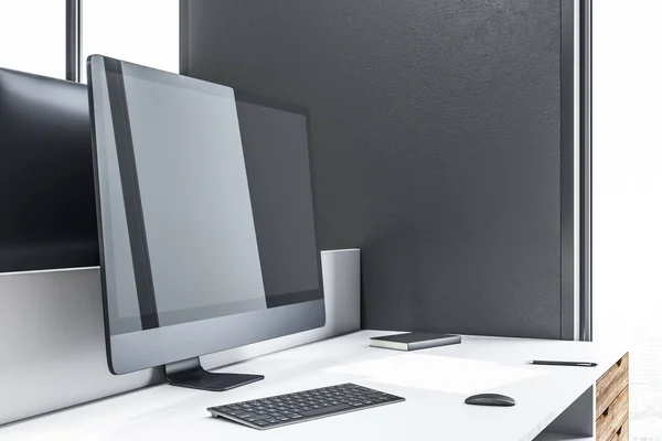 Çalışma Odasında Boş Bilgisayar Ekranı Olan Tasarımcı Masaüstü Model Hazırlama — Stok fotoğraf