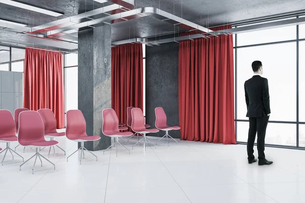 Empresário Sala Apresentação Contemporânea Com Cadeiras Vista Para Cidade Megapolis — Fotografia de Stock