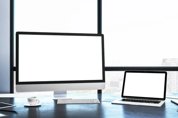 具有空白屏幕的电脑和笔记本电脑 在现代化的办公室内部 城市视野 创意设计师桌面 3D渲染 — 图库照片