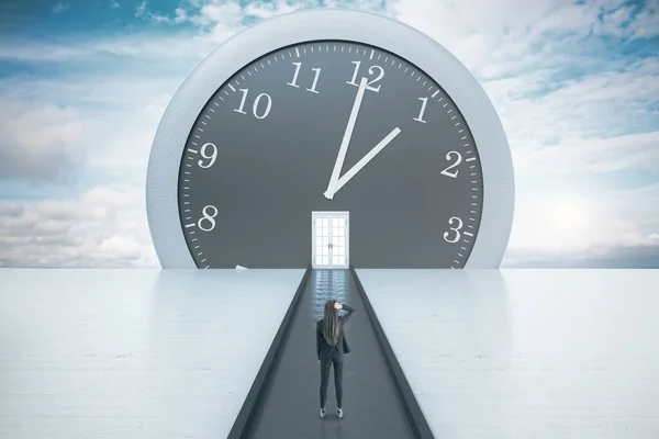 Mujer Negocios Mirando Gran Reloj Con Puerta Fondo Azul Vista — Foto de Stock