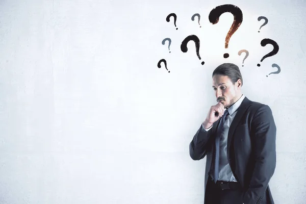 Empresário Pensando Com Ponto Interrogação Sobre Cabeça Conceito Negócio Desafio — Fotografia de Stock