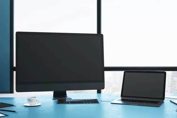 도시가 보이는 실내의 사무실 컴퓨터와 노트북 스크린 장비가 렌더링 — 스톡 사진