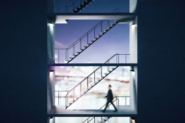 商人站在楼梯间的混凝土建筑上 结构和启动概念 — 图库照片