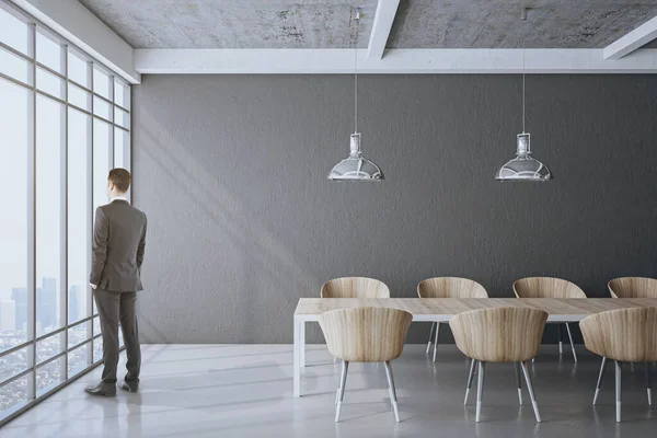 Empresário Sala Reuniões Com Vista Para Cidade Parede Cinza Branco — Fotografia de Stock