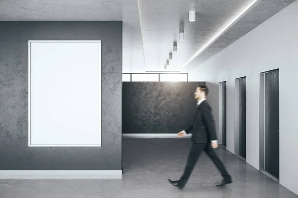 Empresario Caminando Interior Sala Minimalista Con Pancarta Blanco Pared Concepto — Foto de Stock