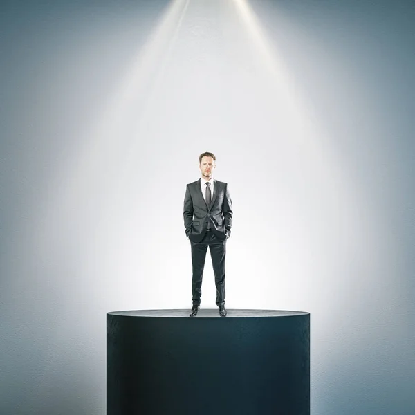 内部の照光式台座の上に立つビジネスマン 発表概念 — ストック写真