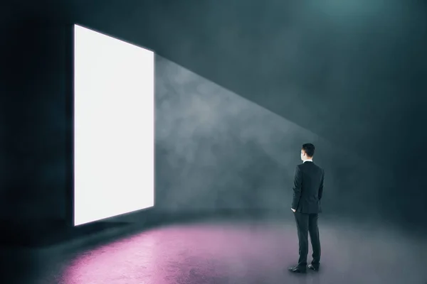 Hombre Negocios Mirando Blanco Brillante Pancarta Interior Concepto Presentación Maquillaje — Foto de Stock