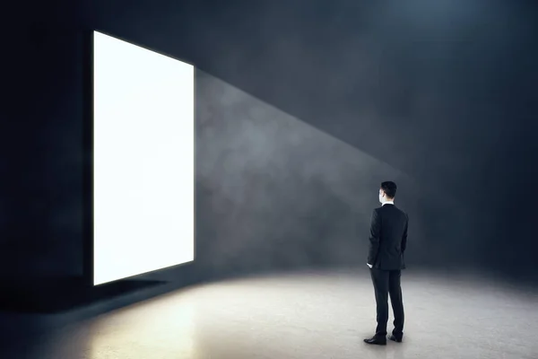 Hombre Negocios Mirando Blanco Cartel Brillante Interior Con Pared Negra — Foto de Stock