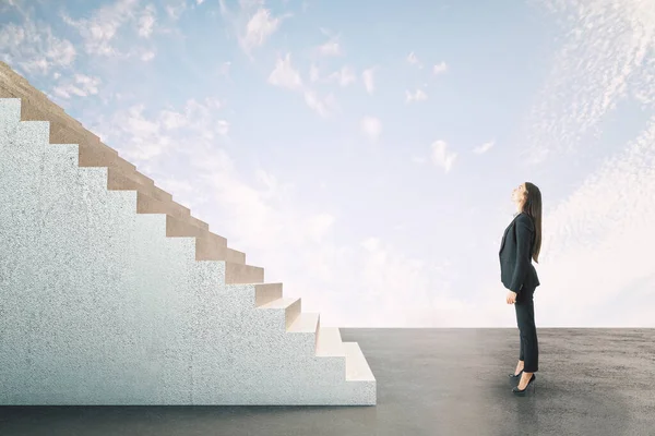 Mujer Negocios Mirando Escaleras Abstractas Fondo Del Cielo Brillante Desarrollo —  Fotos de Stock