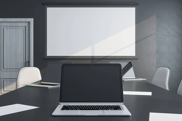 Laptop Mesa Moderna Sala Reuniões Com Tela Branco Parede Conceito — Fotografia de Stock