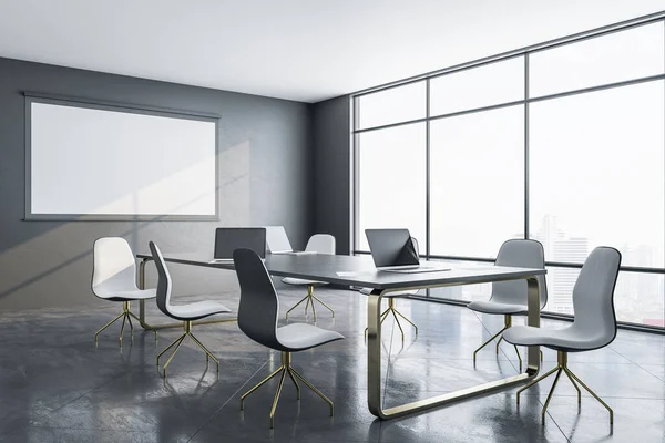 Interior Sala Reuniões Contemporânea Com Tela Branco Parede Laptop Mesa — Fotografia de Stock