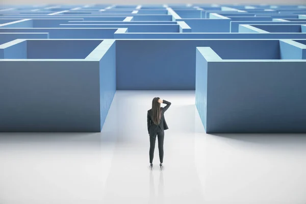 Mulher Negócios Entrada Labirinto Azul Conceito Negócio Desafio — Fotografia de Stock